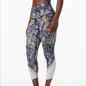 New Perfect Condition Lululemon Wunder Under Scalloped Floral 23 Length - Size 4
